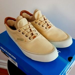 Vintage Champ's brand  'Off Campus' Beige Canvas Running Shoes. Women's size 10.